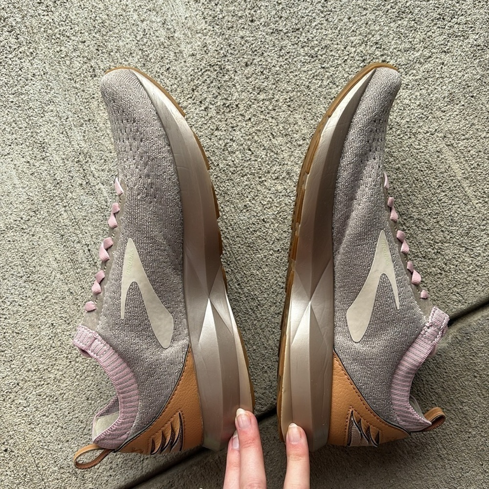 NWOT Brooks Levitate 2 Limited Edition Le Pink Running Shoes size 10 - Picture 5 of 10